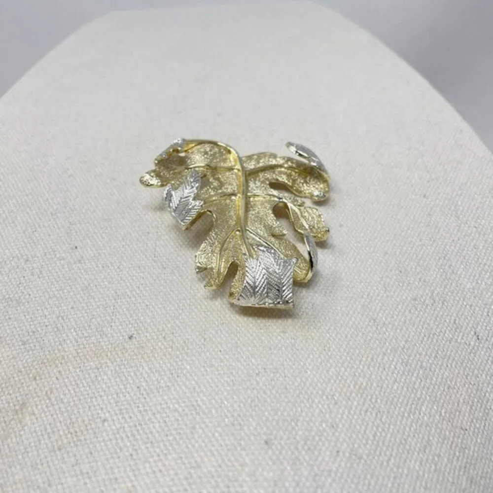 Sarah Coventry Vintage Gold-Tone Leaf‎ Brooch Pin Classic Simple Minimal